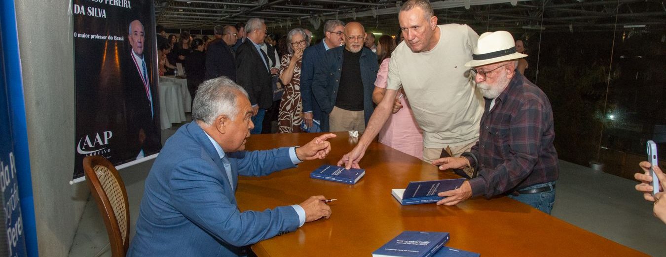 Autor da biografia sobre Afonso Pereira, Salles Gaudêncio em sessão de autógrafos.